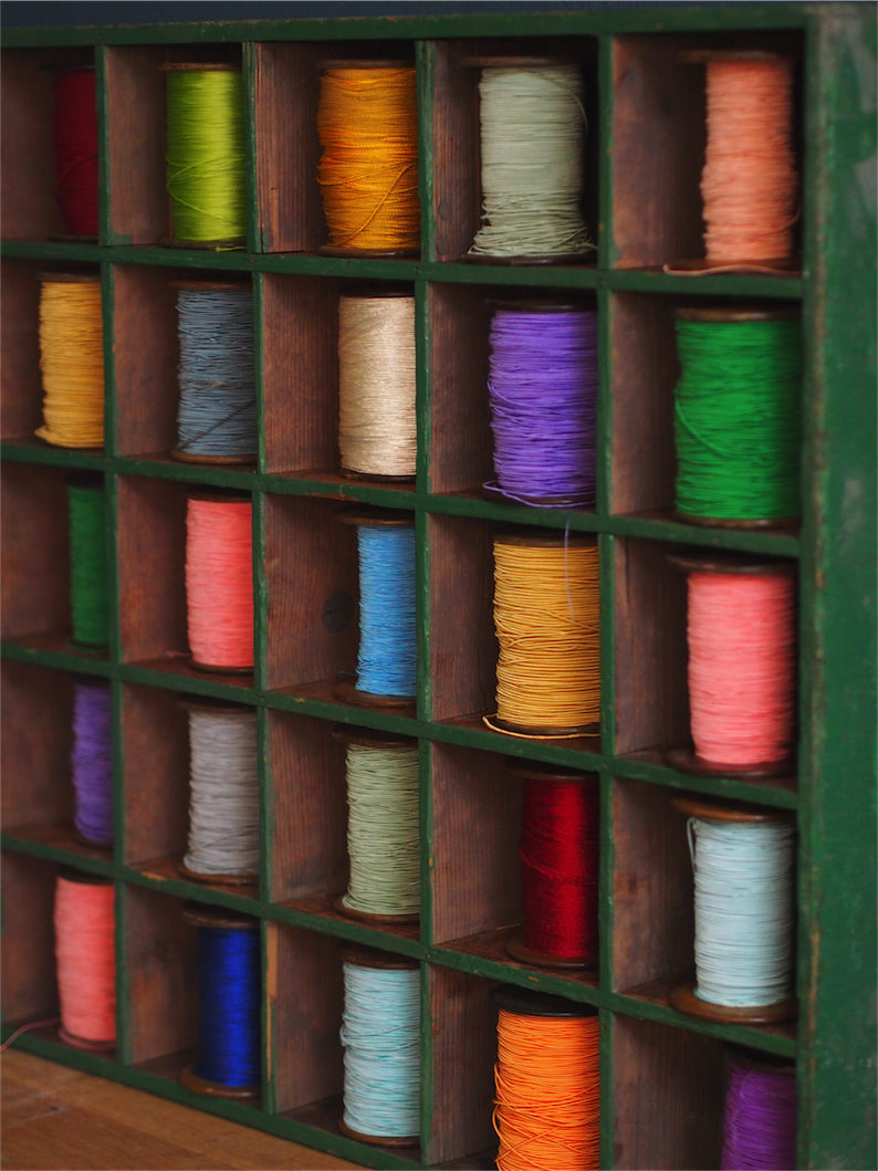 meuble metier en bois 45 casiers avec ancienne bobine – Image 8