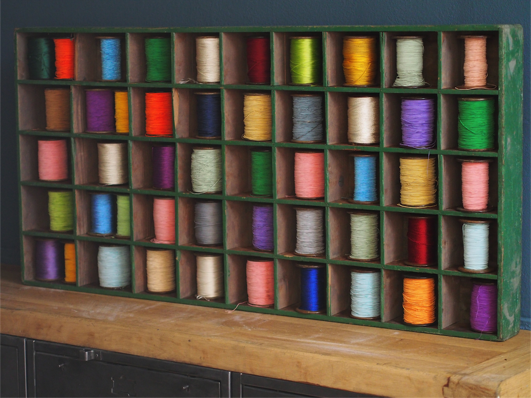 meuble metier en bois 45 casiers avec ancienne bobine – Image 9