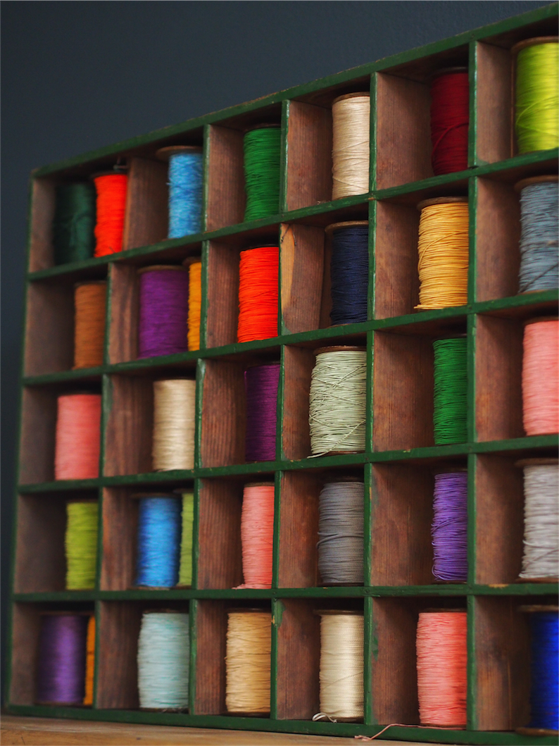 meuble metier en bois 45 casiers avec ancienne bobine – Image 10