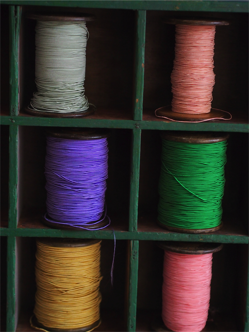 meuble metier en bois 45 casiers avec ancienne bobine – Image 11