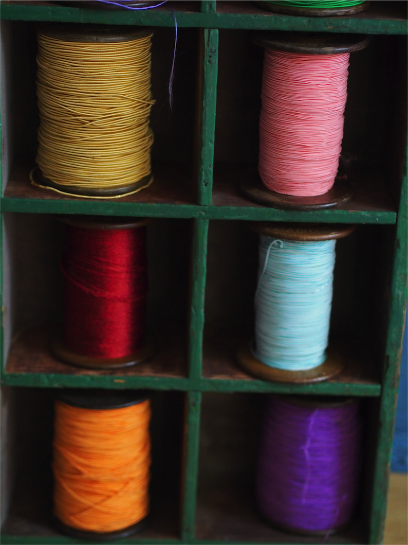 meuble metier en bois 45 casiers avec ancienne bobine – Image 12