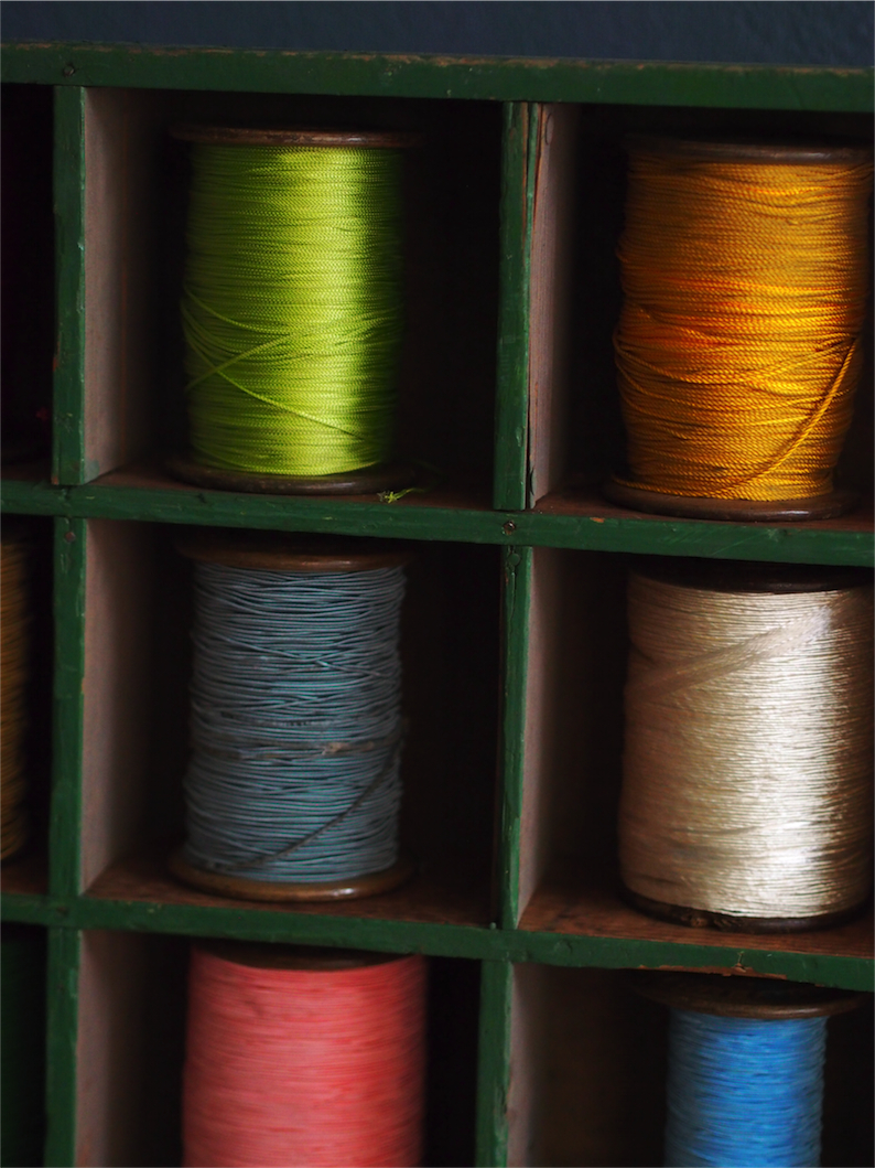 meuble metier en bois 45 casiers avec ancienne bobine – Image 13