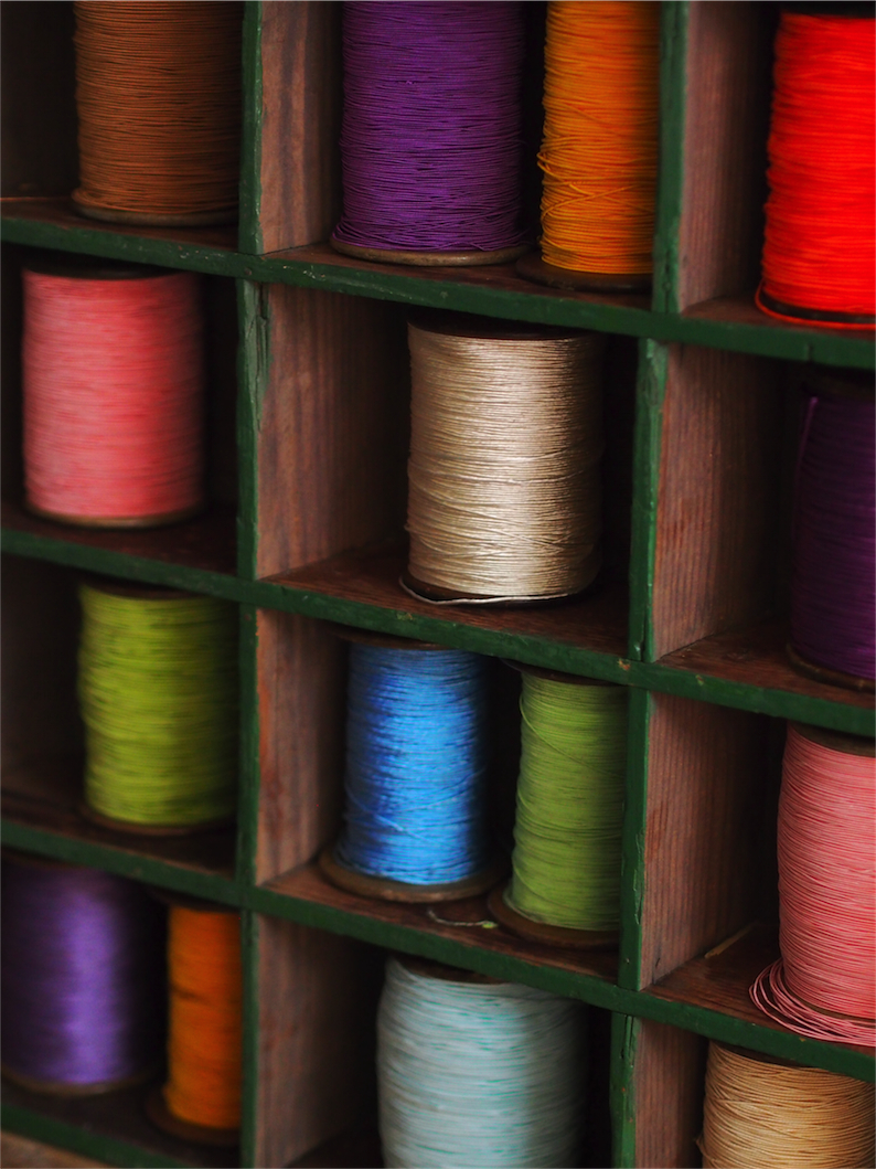 meuble metier en bois 45 casiers avec ancienne bobine – Image 14