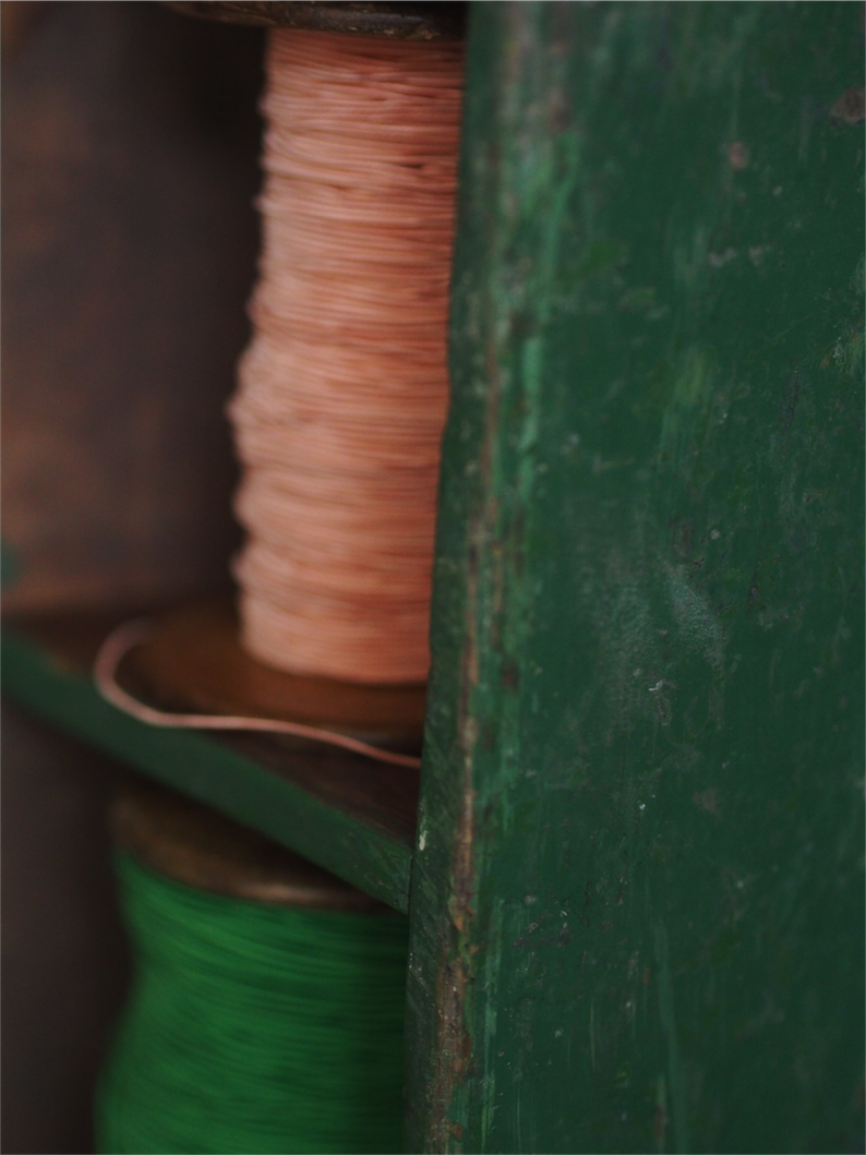 meuble metier en bois 45 casiers avec ancienne bobine – Image 15