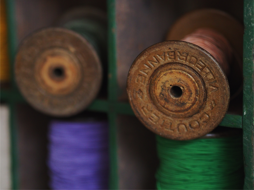 meuble metier en bois 45 casiers avec ancienne bobine – Image 16