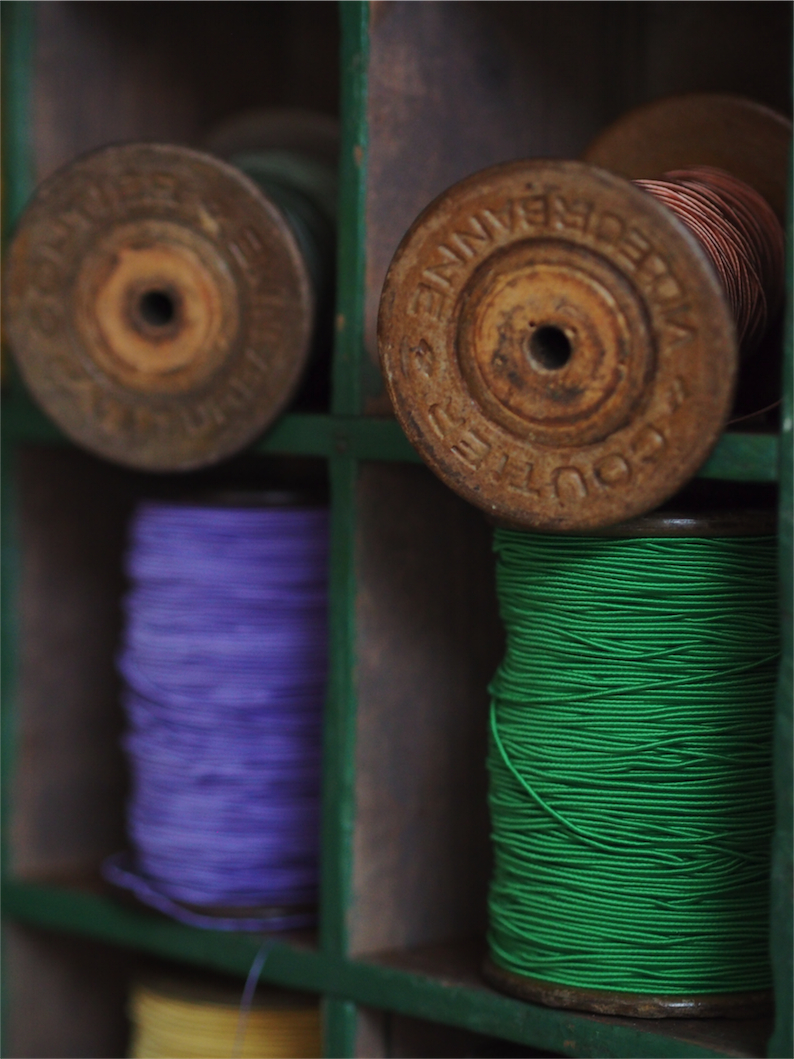 meuble metier en bois 45 casiers avec ancienne bobine – Image 17