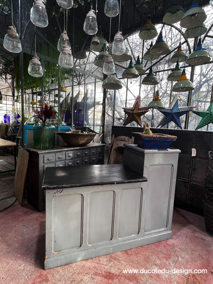 comptoir en bois d'une quincaillerie patine grise d'origine – Image 2