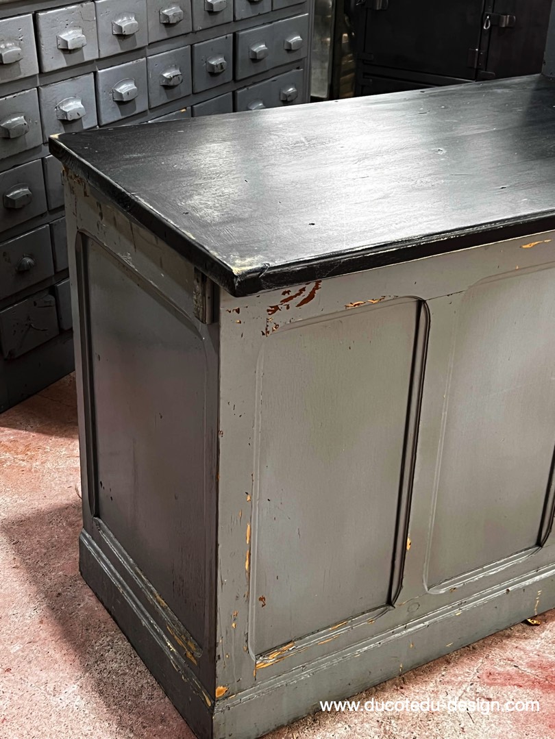 comptoir en bois d'une quincaillerie patine grise d'origine – Image 4