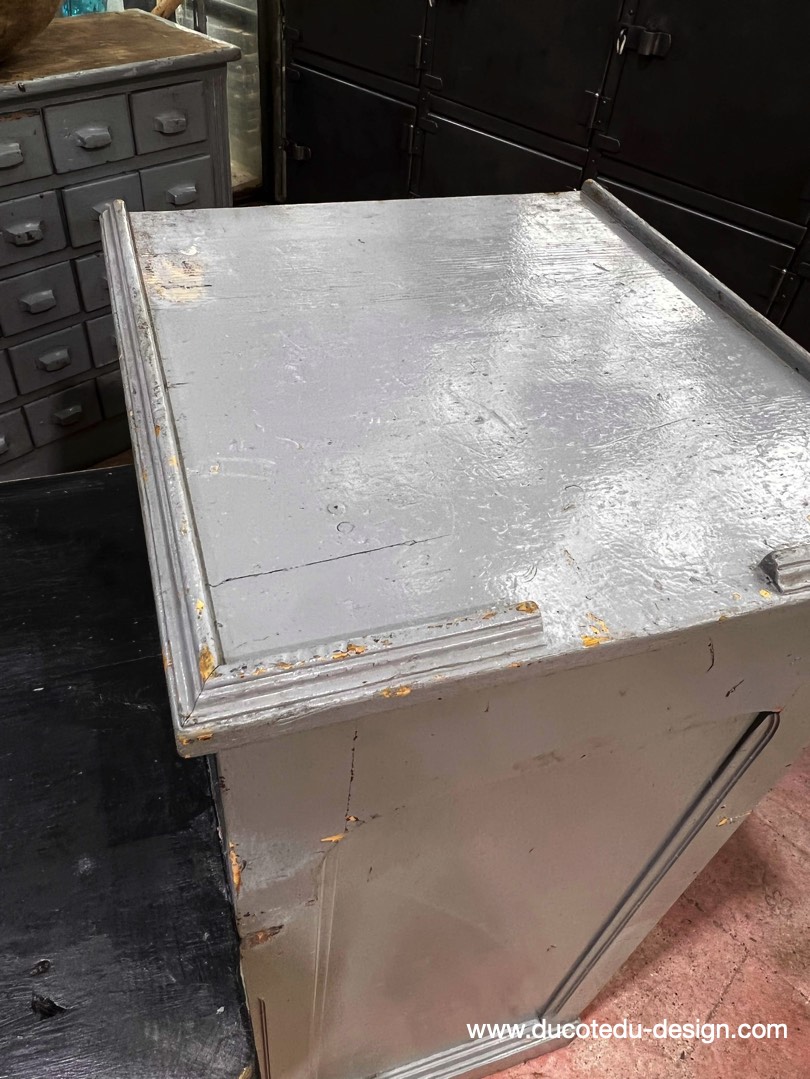 comptoir en bois d'une quincaillerie patine grise d'origine – Image 7