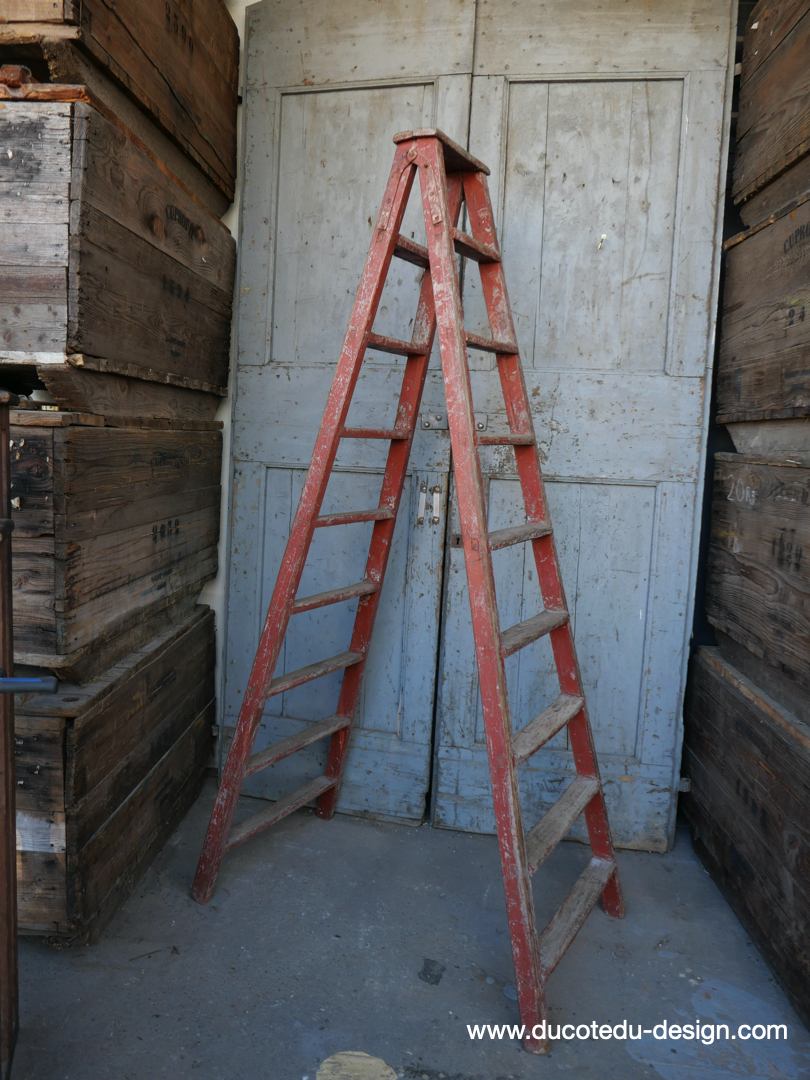 Escabeau pliant d'atelier en bois superbe patine rouge – Image 2