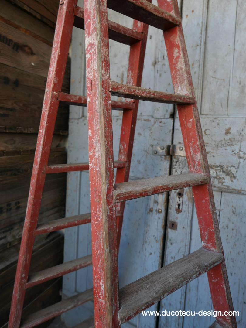 Escabeau pliant d'atelier en bois superbe patine rouge – Image 3