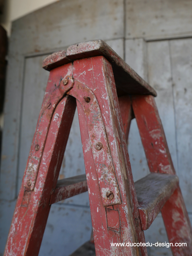 Escabeau pliant d'atelier en bois superbe patine rouge – Image 4