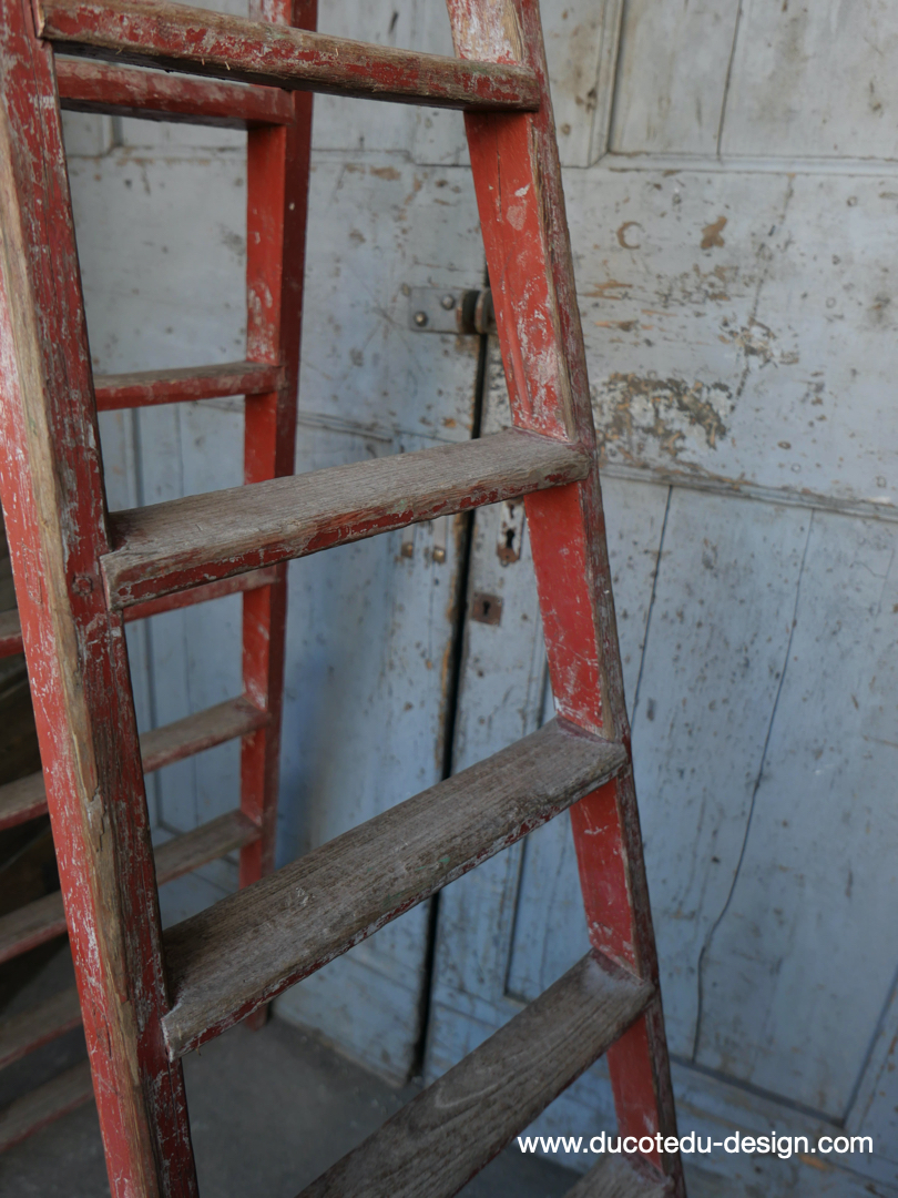 Escabeau pliant d'atelier en bois superbe patine rouge – Image 5