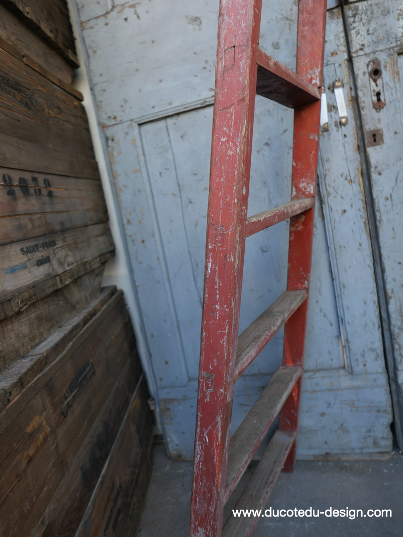 Escabeau pliant d'atelier en bois superbe patine rouge – Image 7