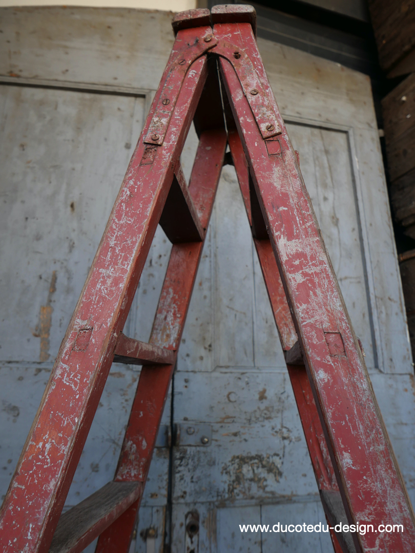 Escabeau pliant d'atelier en bois superbe patine rouge – Image 8