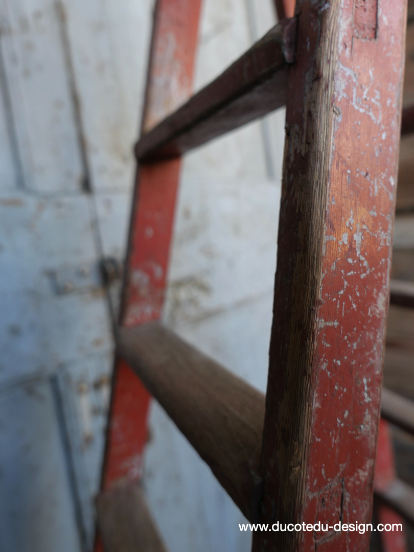 Escabeau pliant d'atelier en bois superbe patine rouge – Image 9