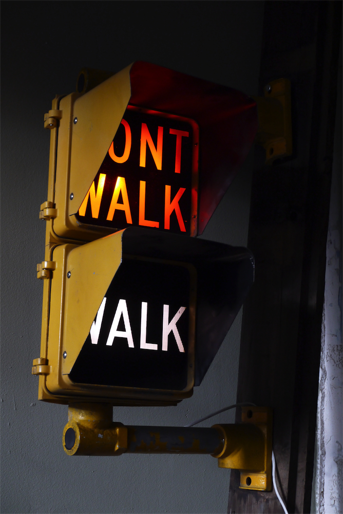 New York feu dont walk americain vintage USA jaune d'origine avec fixations murale – Image 3