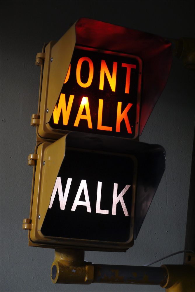 New York feu dont walk americain vintage USA jaune d'origine avec fixations murale – Image 4