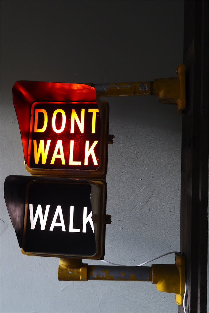 New York feu dont walk americain vintage USA jaune d'origine avec fixations murale – Image 2