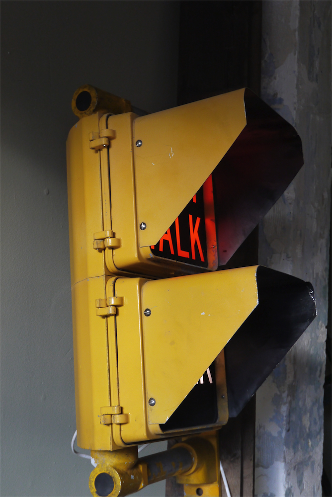 New York feu dont walk americain vintage USA jaune d'origine avec fixations murale – Image 6