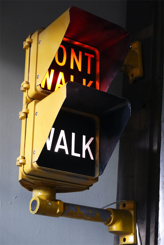 New York feu dont walk americain vintage USA jaune d'origine avec fixations murale – Image 8