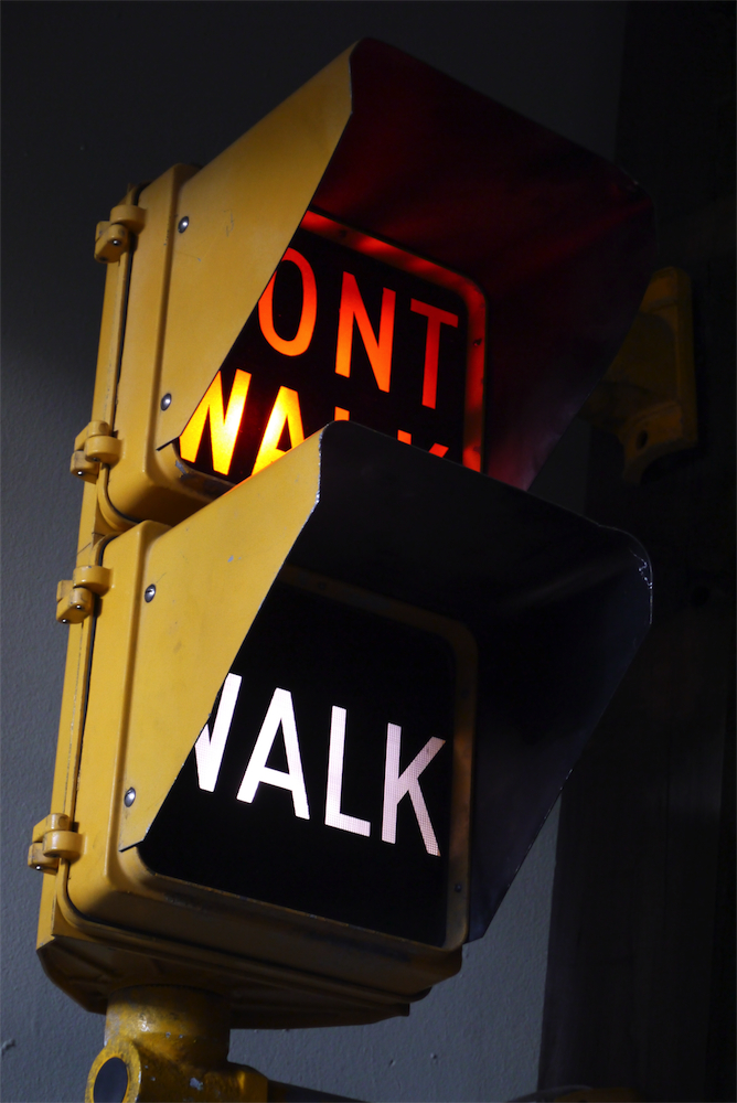 New York feu dont walk americain vintage USA jaune d'origine avec fixations murale – Image 12