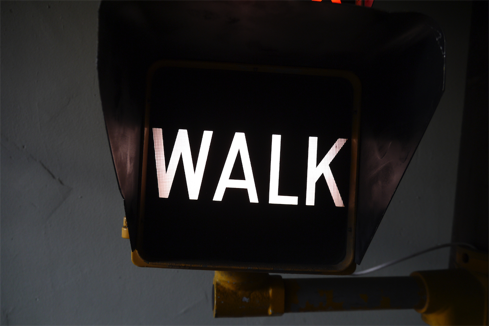 New York feu dont walk americain vintage USA jaune d'origine avec fixations murale – Image 9