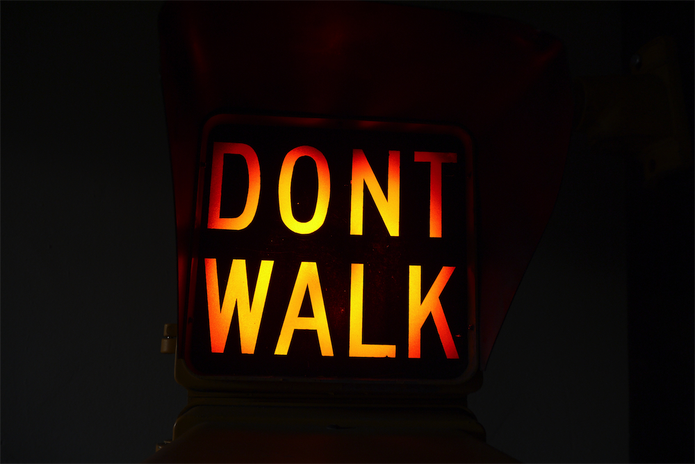 New York feu dont walk americain vintage USA jaune d'origine avec fixations murale – Image 10