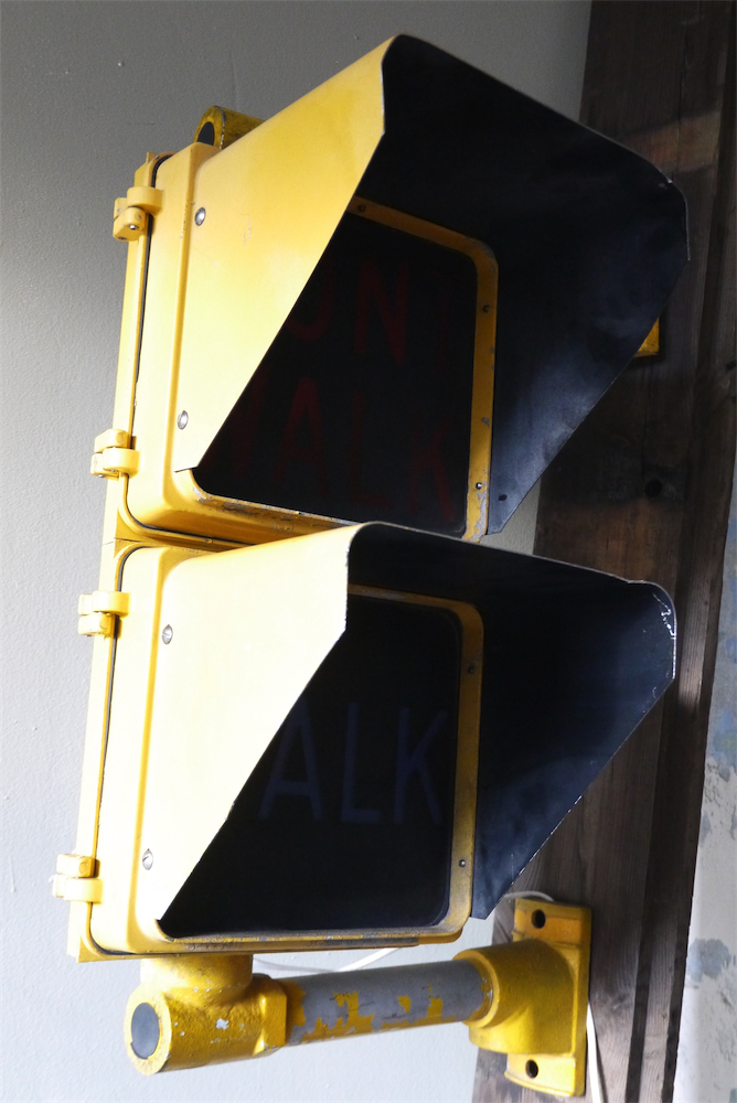 New York feu dont walk americain vintage USA jaune d'origine avec fixations murale – Image 11