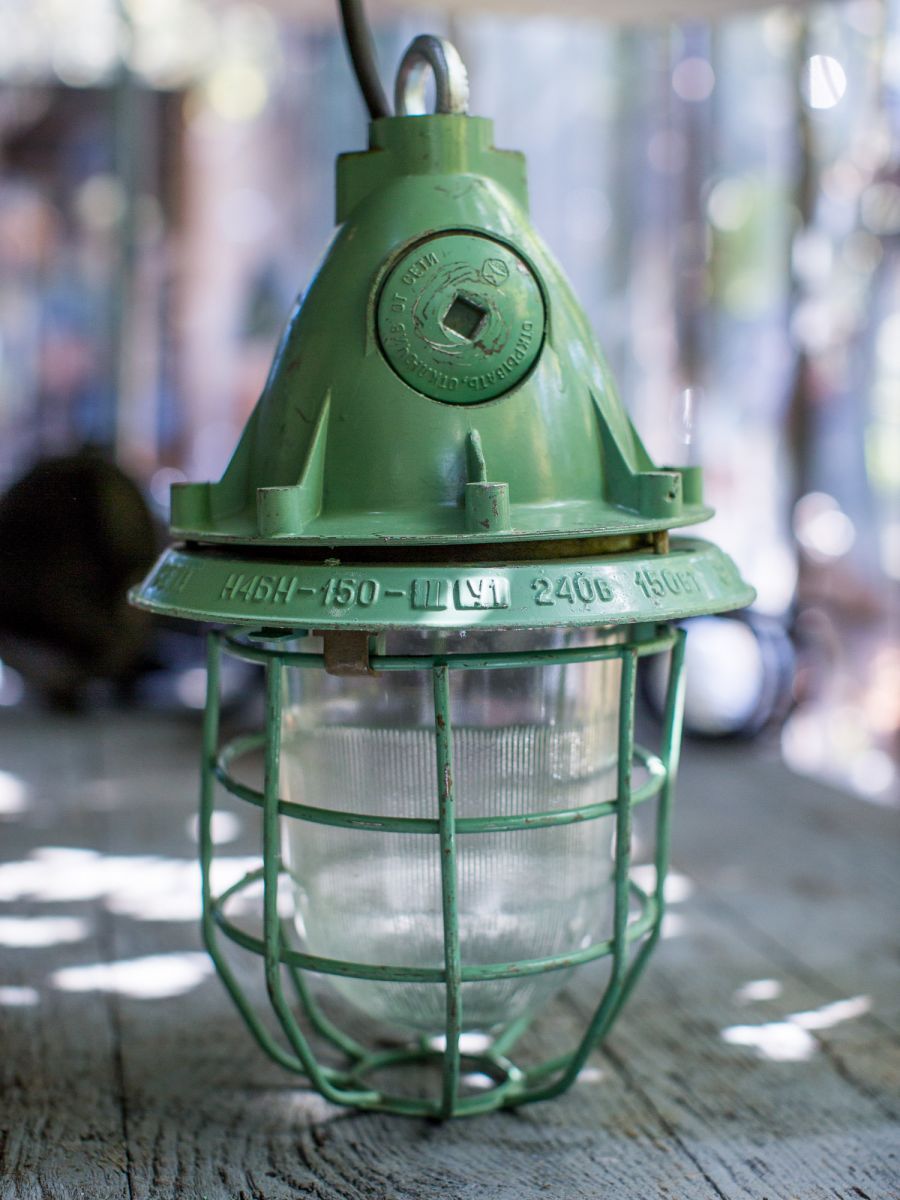 lampe industrielle verte suspension verre avec grille – Image 5