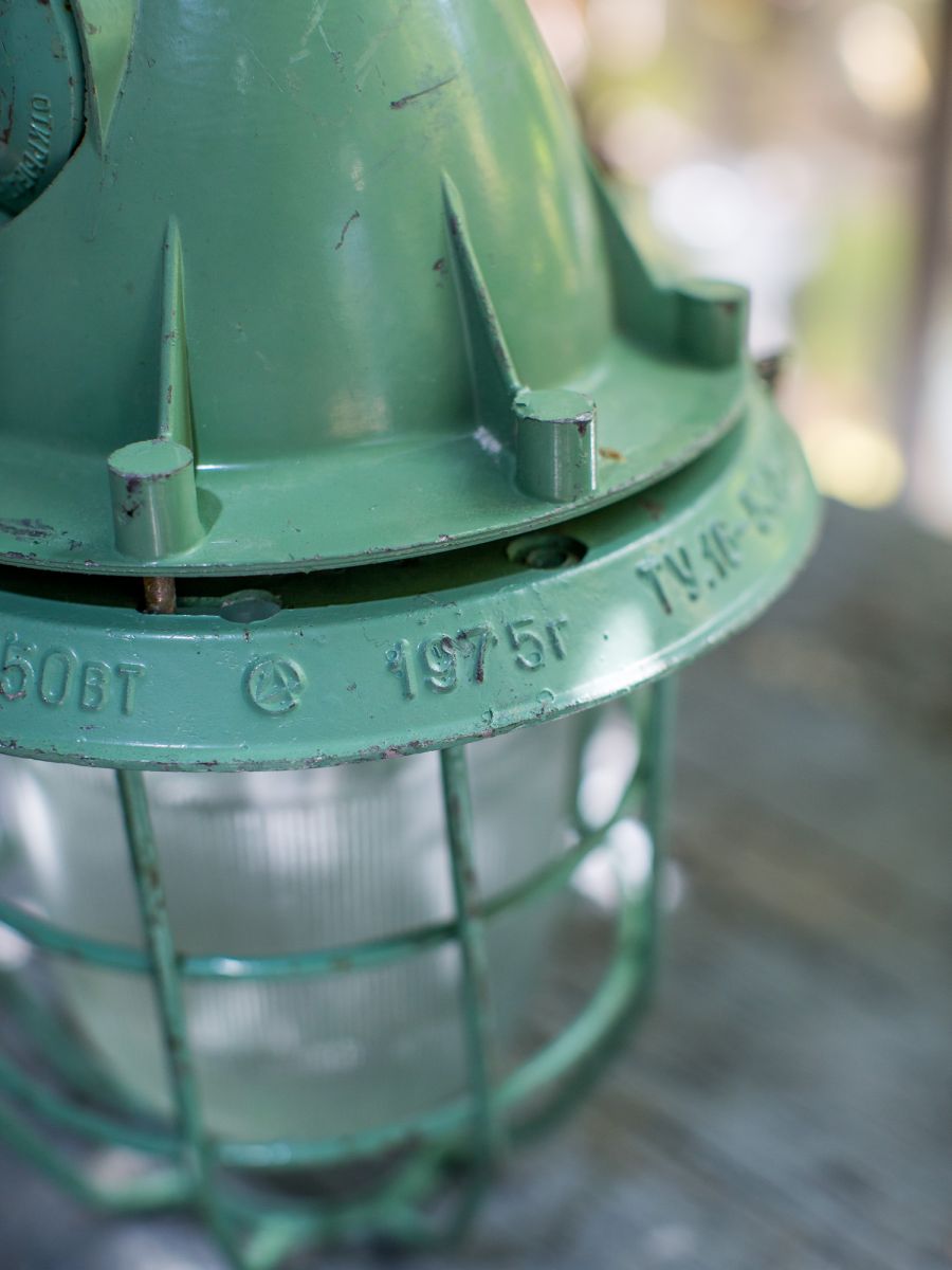 lampe industrielle verte suspension verre avec grille – Image 11