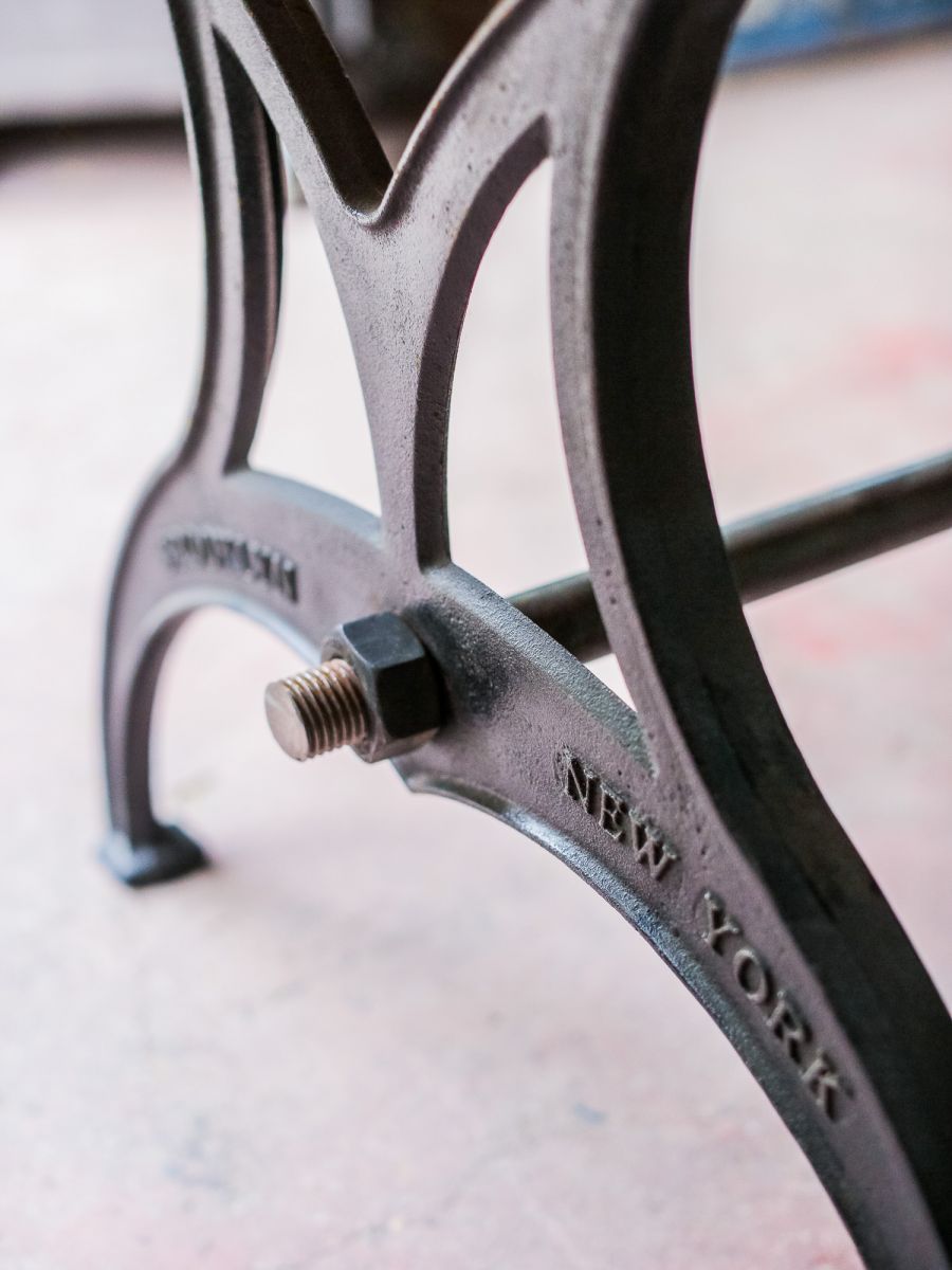 table industrielle plateau chene massif pietement fonte New York – Image 3