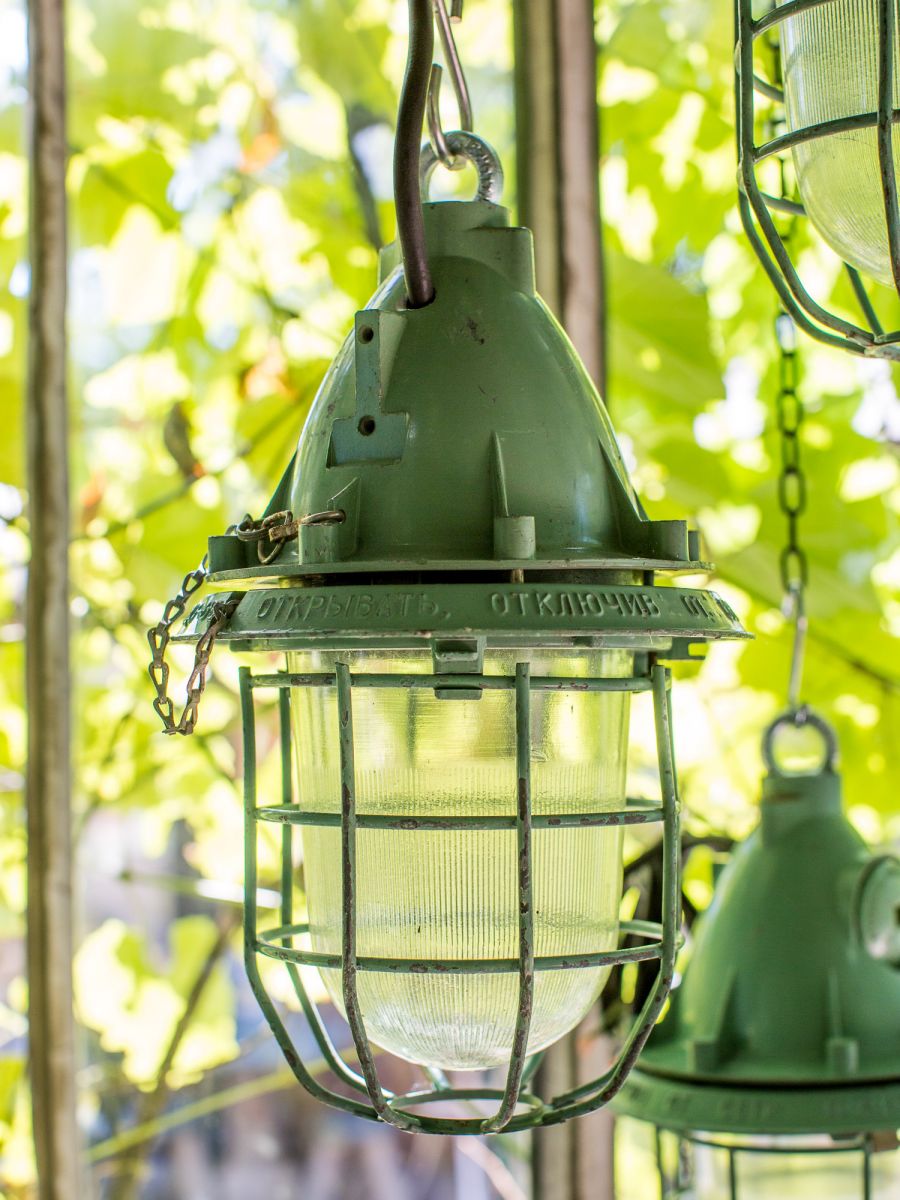 lampe industrielle verte suspension verre avec grille – Image 3