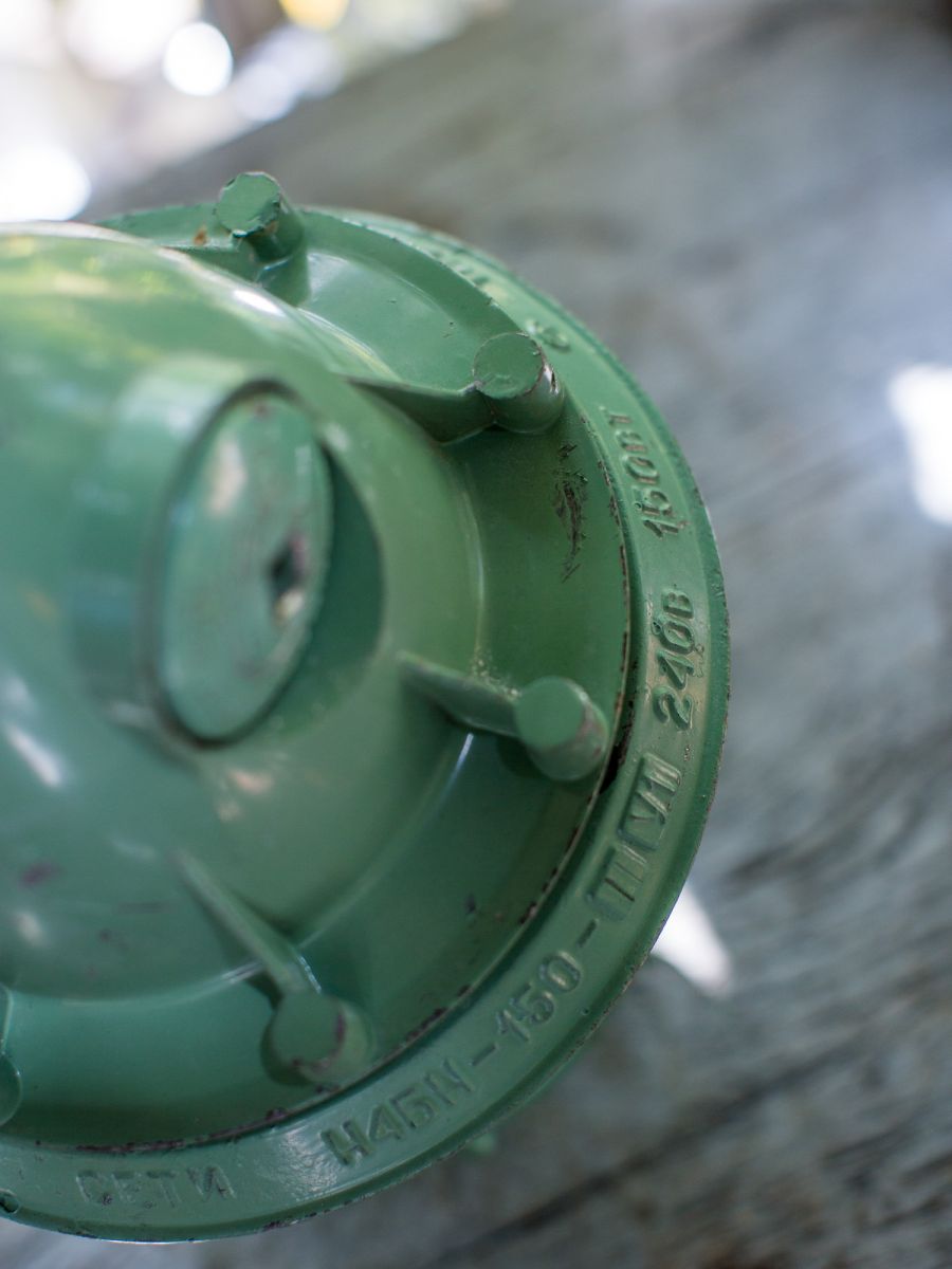 lampe industrielle verte suspension verre avec grille – Image 9