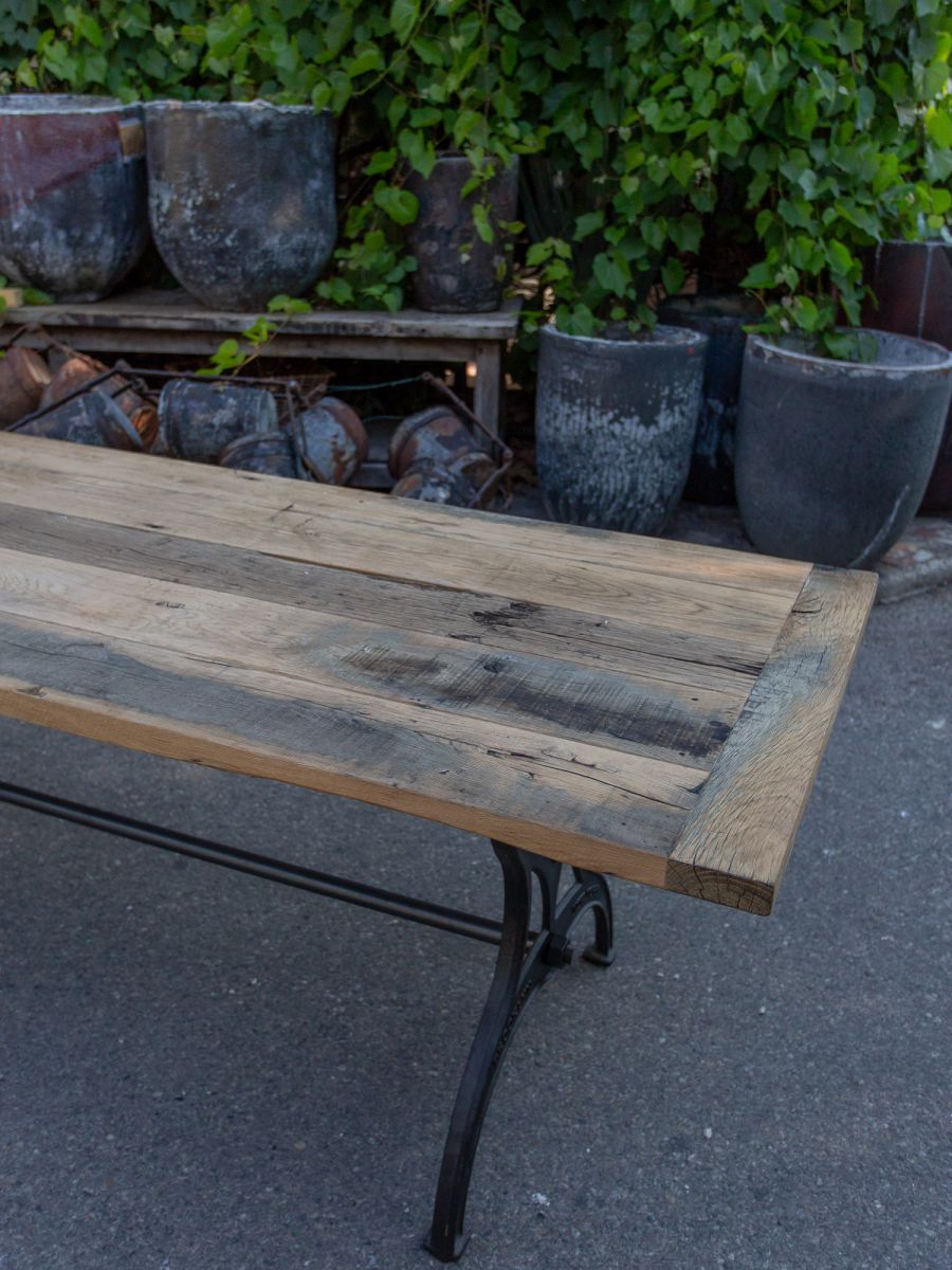 grande table industrielle plateau ancien chene massif pietement fonte – Image 3