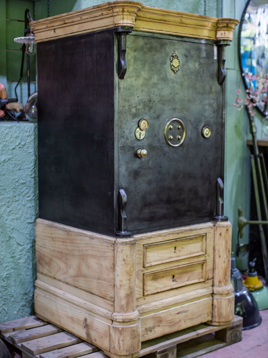 ancien grand coffre fort industriel annees 30 – Image 7