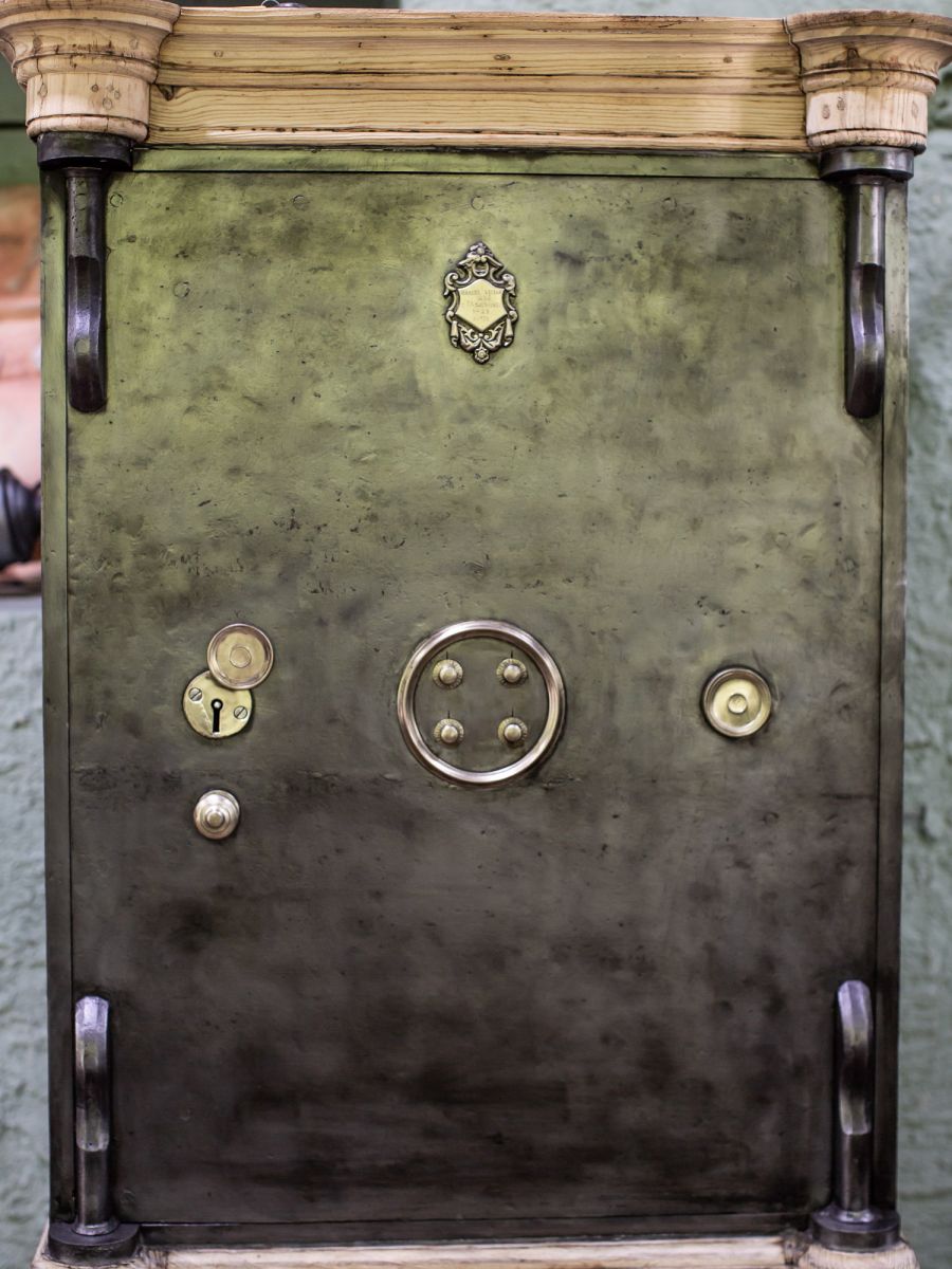 ancien grand coffre fort industriel annees 30 – Image 8