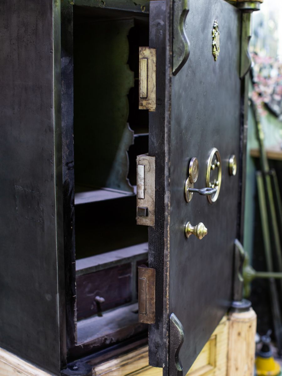 ancien grand coffre fort industriel annees 30 – Image 10