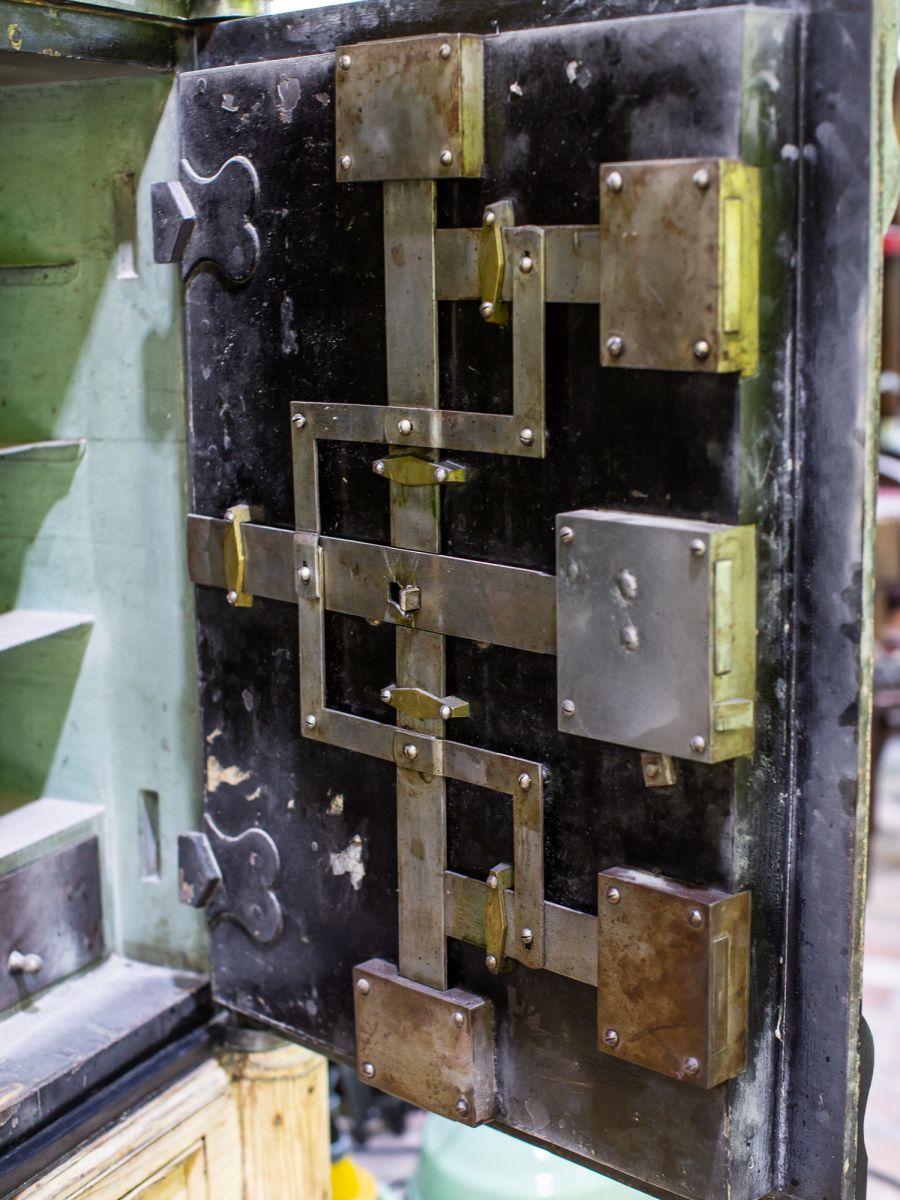 ancien grand coffre fort industriel annees 30 – Image 11