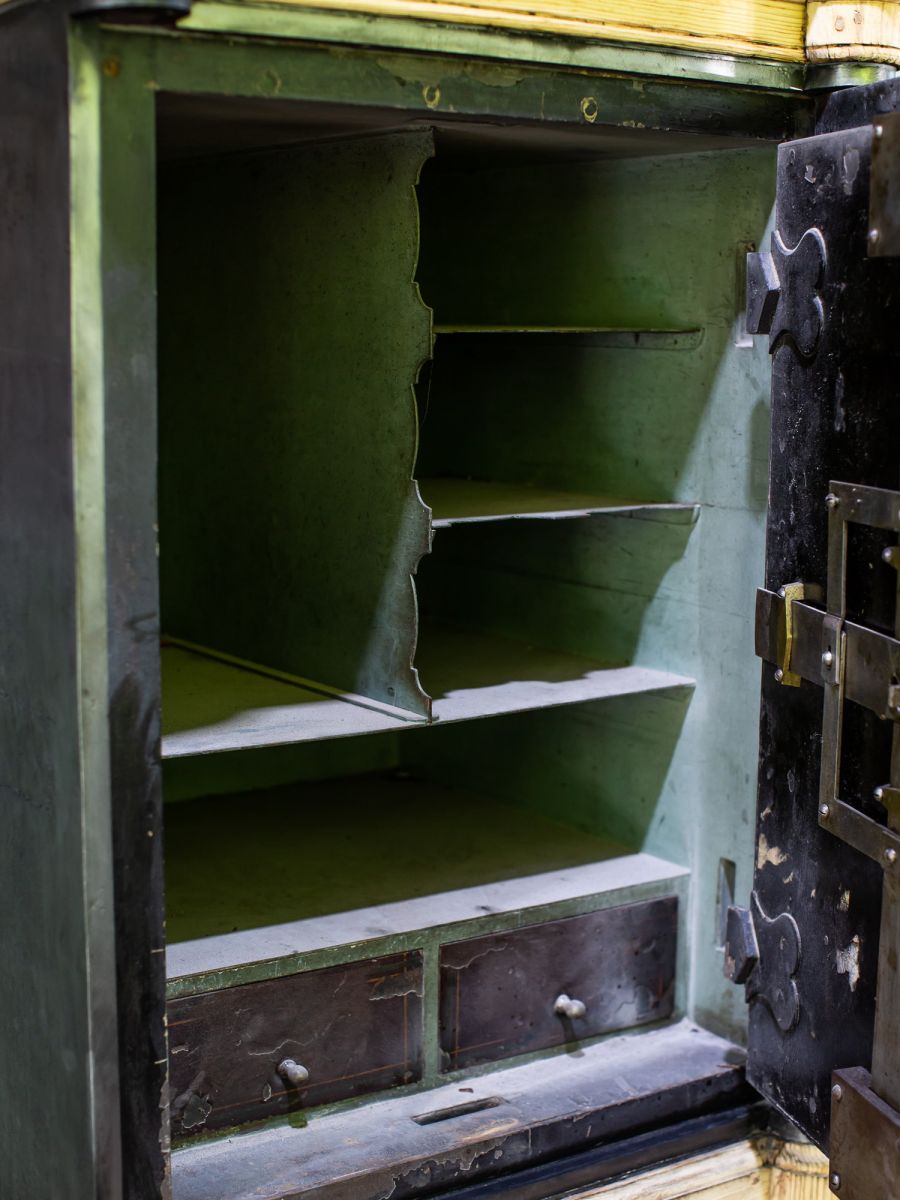 ancien grand coffre fort industriel annees 30 – Image 12