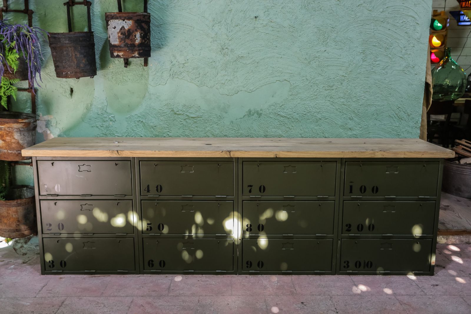 enfilade industrielle 12 compartiments atelier militaire plateau vieux chene massif – Image 2