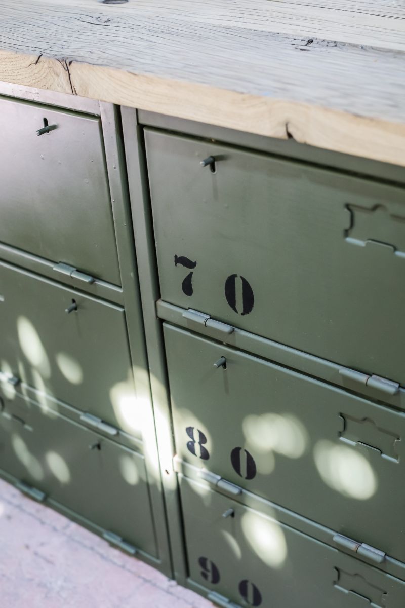 enfilade industrielle 12 compartiments atelier militaire plateau vieux chene massif – Image 5