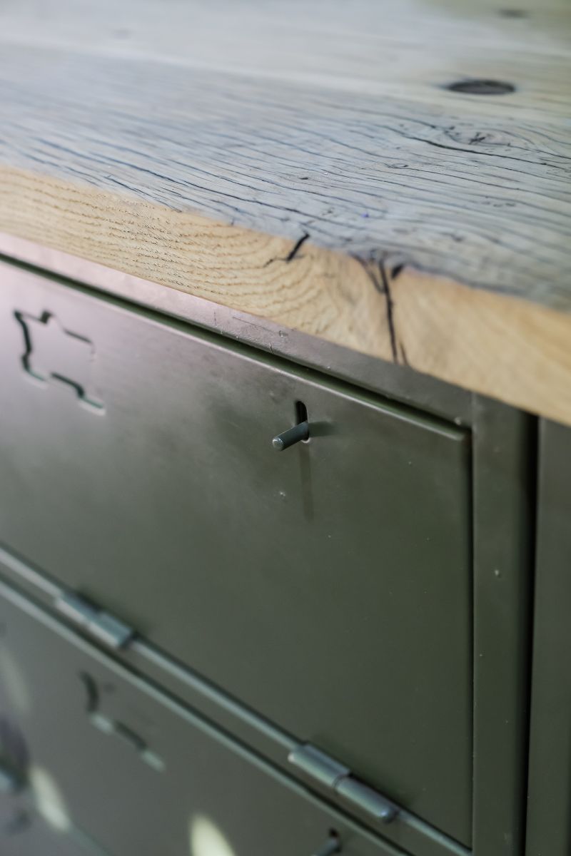 enfilade industrielle 12 compartiments atelier militaire plateau vieux chene massif – Image 6