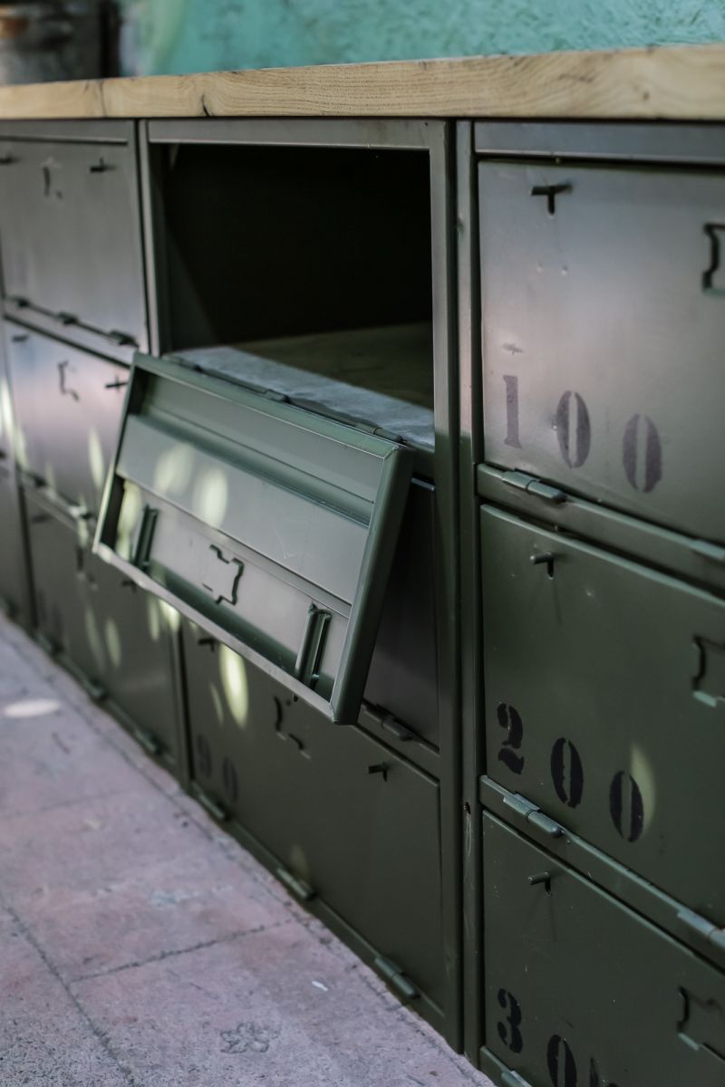 enfilade industrielle 12 compartiments atelier militaire plateau vieux chene massif – Image 7