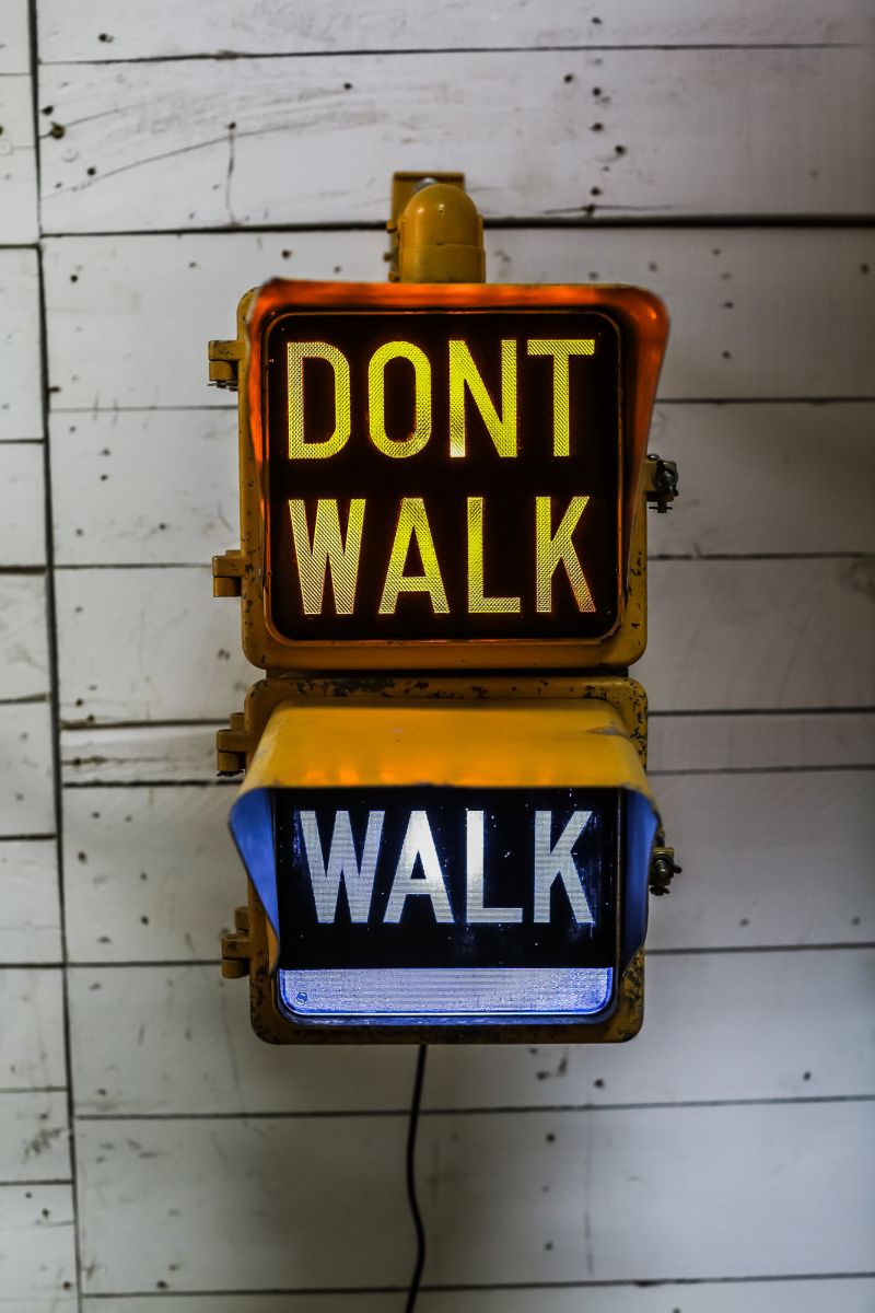 New York feu dont walk americain vintage USA jaune d'origine avec fixations murale – Image 2