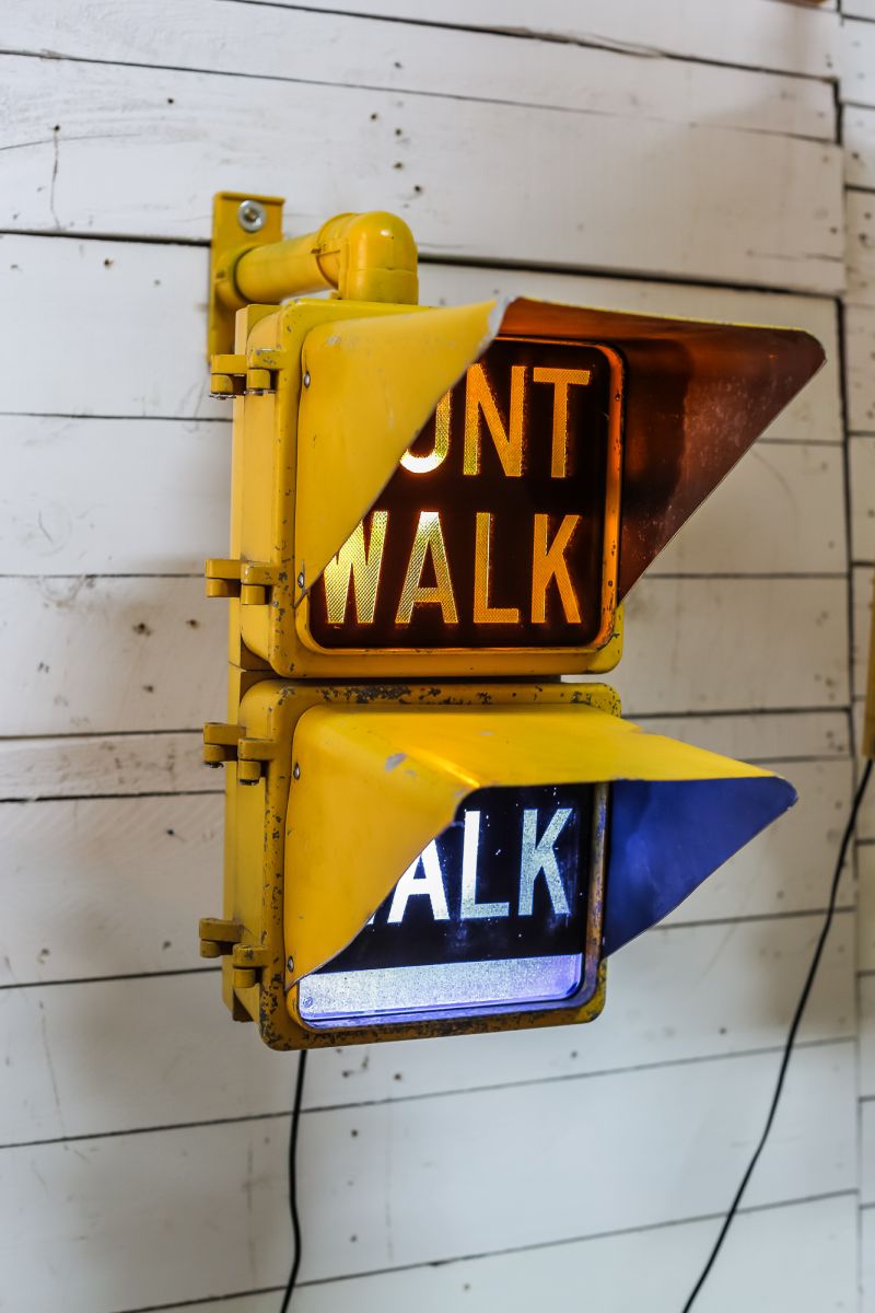 New York feu dont walk americain vintage USA jaune d'origine avec fixations murale – Image 3