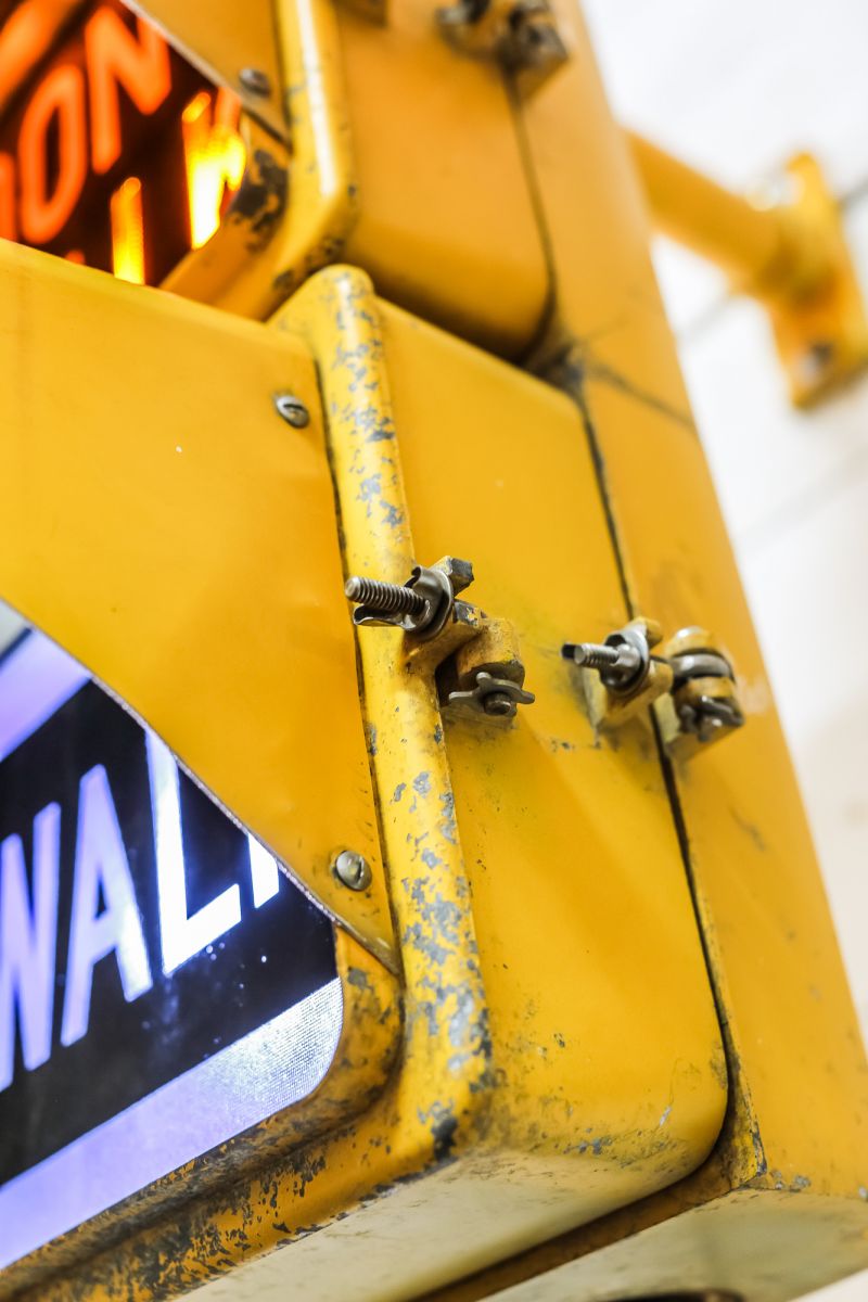 New York feu dont walk americain vintage USA jaune d'origine avec fixations murale – Image 4