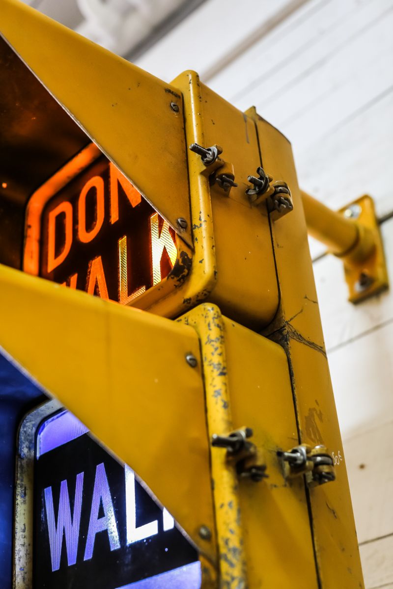 New York feu dont walk americain vintage USA jaune d'origine avec fixations murale – Image 6