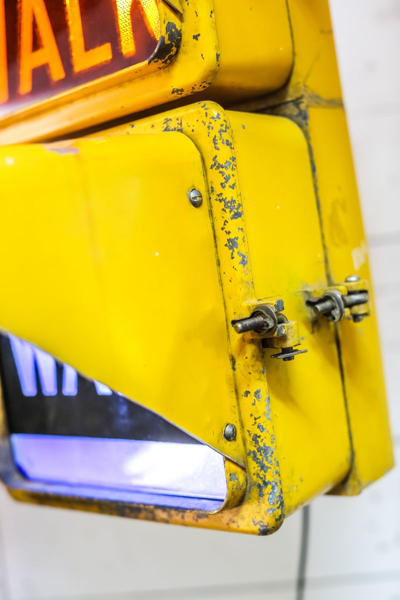 New York feu dont walk americain vintage USA jaune d'origine avec fixations murale – Image 7