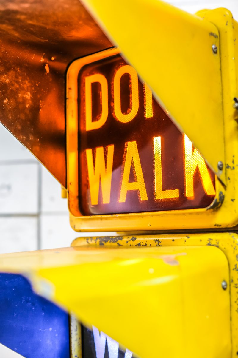 New York feu dont walk americain vintage USA jaune d'origine avec fixations murale – Image 8